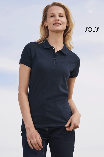  Passion - 11338 POLO-SHIRTS / SOLS Γυναικείο πόλο πικέ Περιγραφή:Κοντά μανίκια και εφαρμοστή γραμμή για στυλ που τονίζει τη γυναικεία σιλουέτα. Διαθέτει πλαϊνές ραφές και πατιλέτα με 4 κουμπιά στον ίδιο τόνο, καθώς και επιπλέον κουμπί στην εσωτερική ραφή. Το ελαστικό ριπ στο γιακά και τα μανίκια προσφέρει άνεση κατά τη διάρκεια της ημέρας. Σύνθεση: Πικέ 170g/m² - 100% Βαμβάκι Ringspun πενιέ || Grey melange: 85% βαμβάκι/15% βισκόζη - Ιδανικό για επαγγελματική ένδυση σε γραφεία, εκδηλώσεις ή σε χώρους εργασίας που απαιτούν κομψή και ταυτόχρονα άνετη εμφάνιση. Τέλειο για ομάδα εργαζομένων ή για προγράμματα εκπαίδευσης. Διατίθεται σε ποικιλία χρωμάτων, επιτρέποντάς σας να βρείτε το ιδανικό για την επιχείρησή σας. Η επαγγελματική ένδυση προσφέρει επιλογές προσαρμογής μέσω εκτυπώσεων λογοτύπου ή μηνύματος του πελάτη, δίνοντας την ευκαιρία να δημιουργήσετε μια μοναδική εικόνα για την ομάδα σας. Επικοινωνήστε μαζί μας για να βρούμε μαζί αυτό που θέλετε.